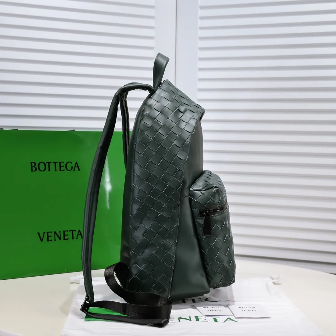 New 👇BV Baodiejia's new woven backpack is a must-have item for travel, and the backpack is definitely the first choice for popularity. As the iconic classic element of the brand, it is well integrated into larger backpacks. It uses woven strips with a width of 1.5 to make the whole more coordinated. Fashion and recognition are well balanced. No logo, low-key and generous. Italian calfskin + canvas lining. High functionality, size: width 32*43cm